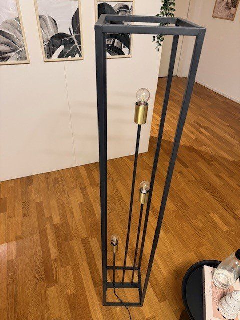 Lampen: Stehlampe schwarz, Metall, 3-flg., E27 – Neu (gemäss Beschreibung) aus Jegenstorf von Ann.ZU 1