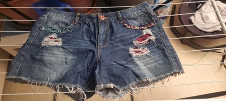 DESIGUAL Jeans Shorts Gr. 32 Destroyed Look Stickerei