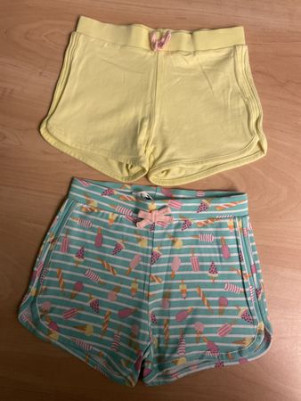2 süsse neue C&A Shorts Gr.92
