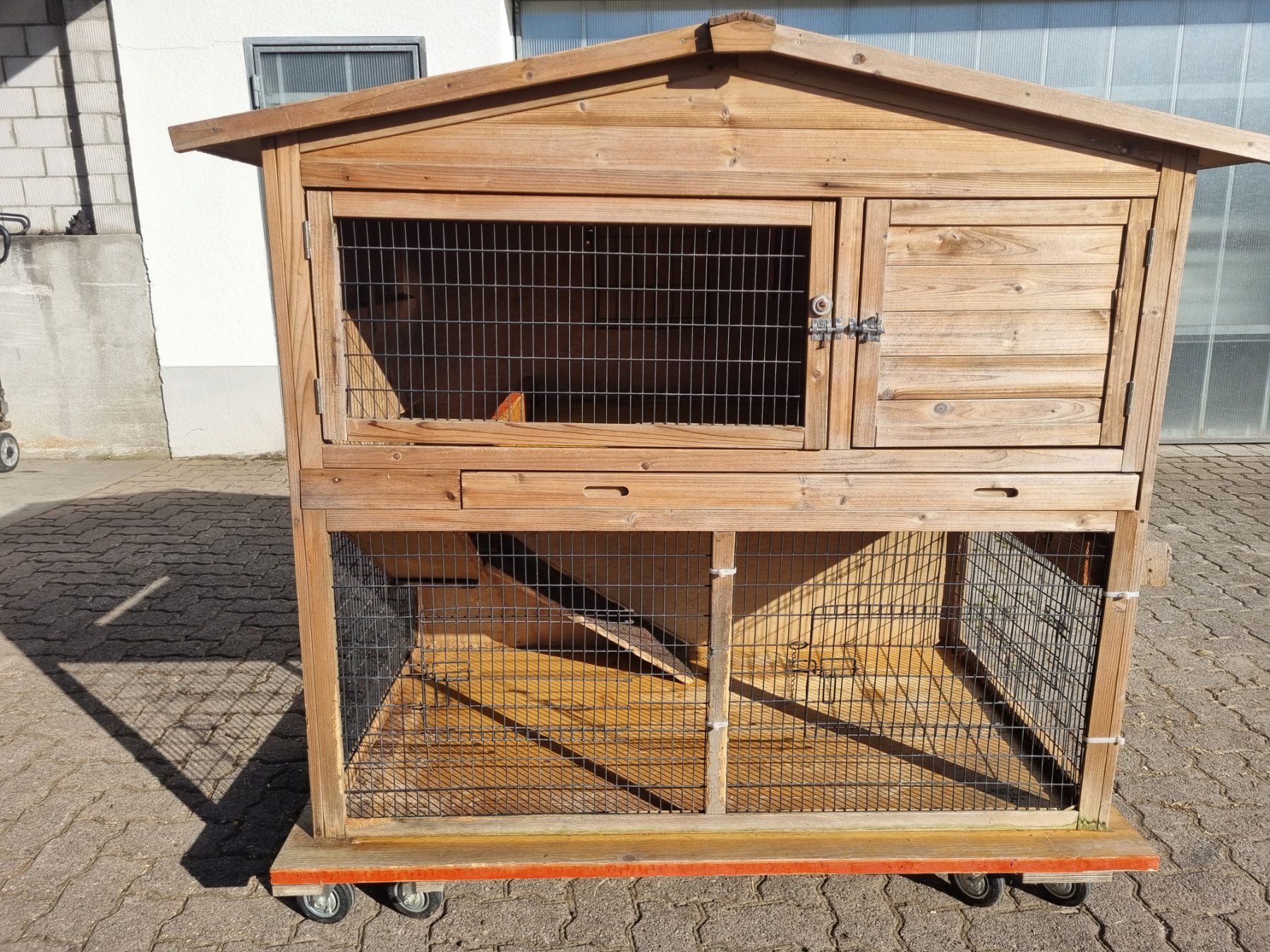 Cages, transport & sécurité: Kaninchenstall auf Rollen – D'occasion à Dürnten par BiniaR