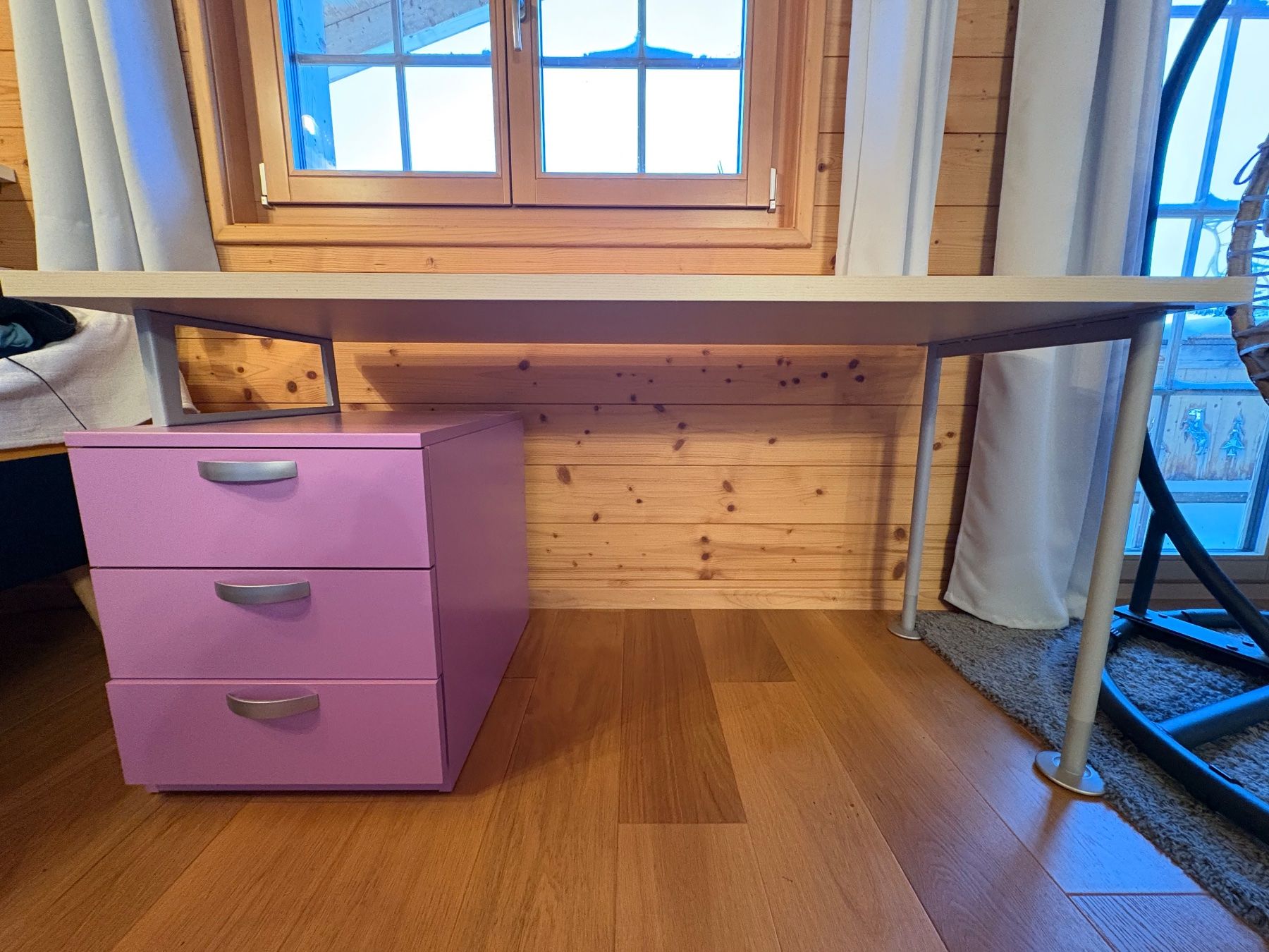 Scrivanie: Bureau pratique et solide avec rangement – Usato da Les Mosses venduto da emi_q88v