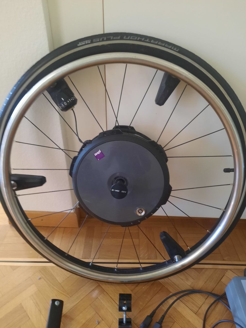 Sedie a rotelle: Roue de fauteuil roulant électrique e motion.plete avec ... – Usato da Meinier venduto da kar_7kq7