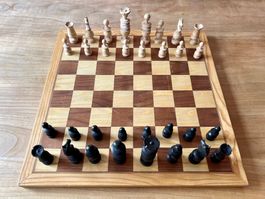 Schachbrett gefertigt aus schönem Holz mit allen Figuren