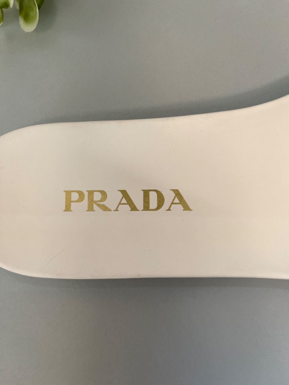 Prada Scarpe da donna: Prada Lackleder Slides Weiss Gr. 38 Neu mit Box – Nuovo (secondo la descrizione) da Lausanne venduto da S_luxury 4