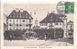 CHAUX - de - FONDS, tram et la grande fontaine