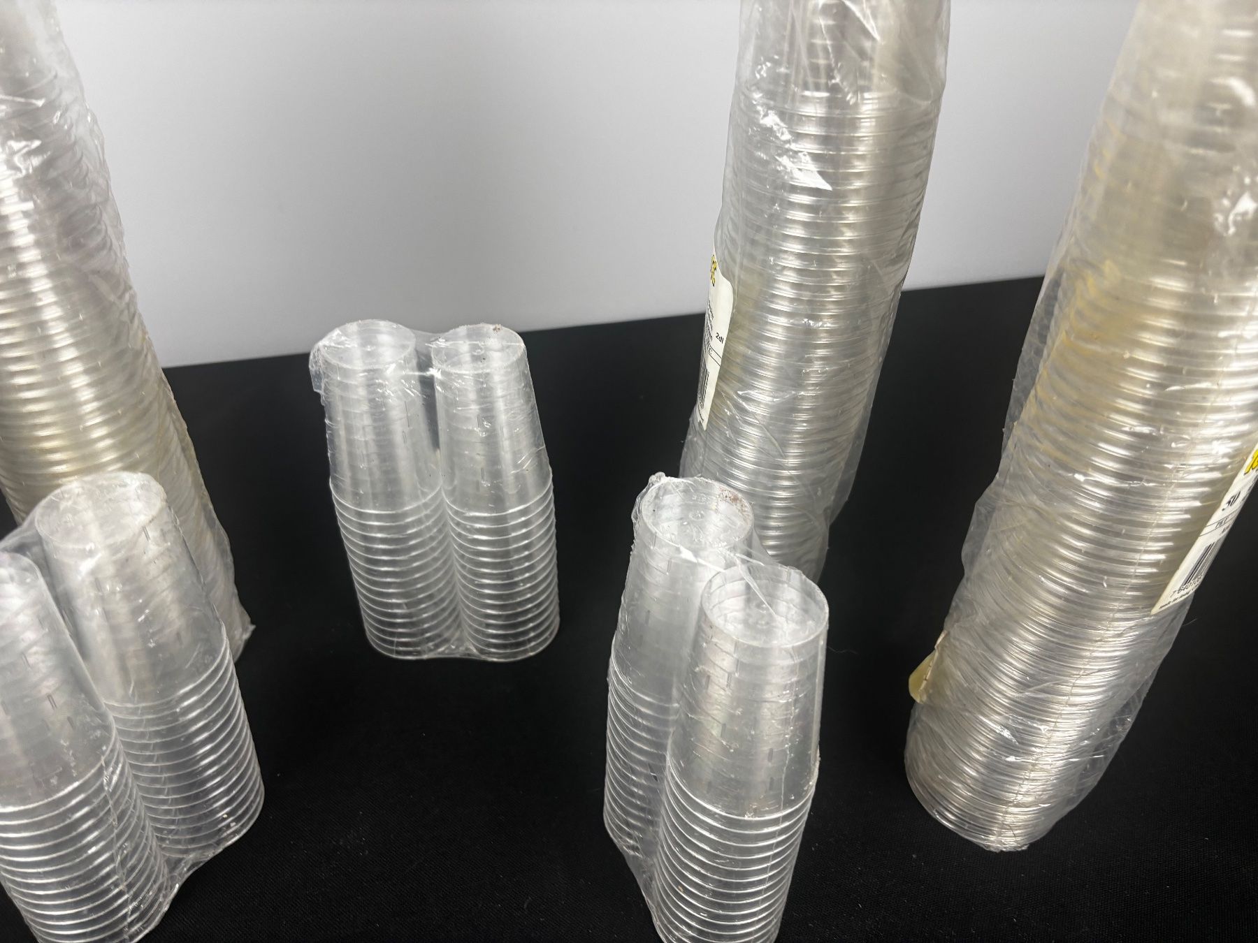 Set di piatti: Plastikbecher – Usato da Wettingen venduto da Wendemarket 1