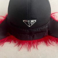 Prada Wintermuetze mit Faux Fur in Rot, Neu mit Etikett.
