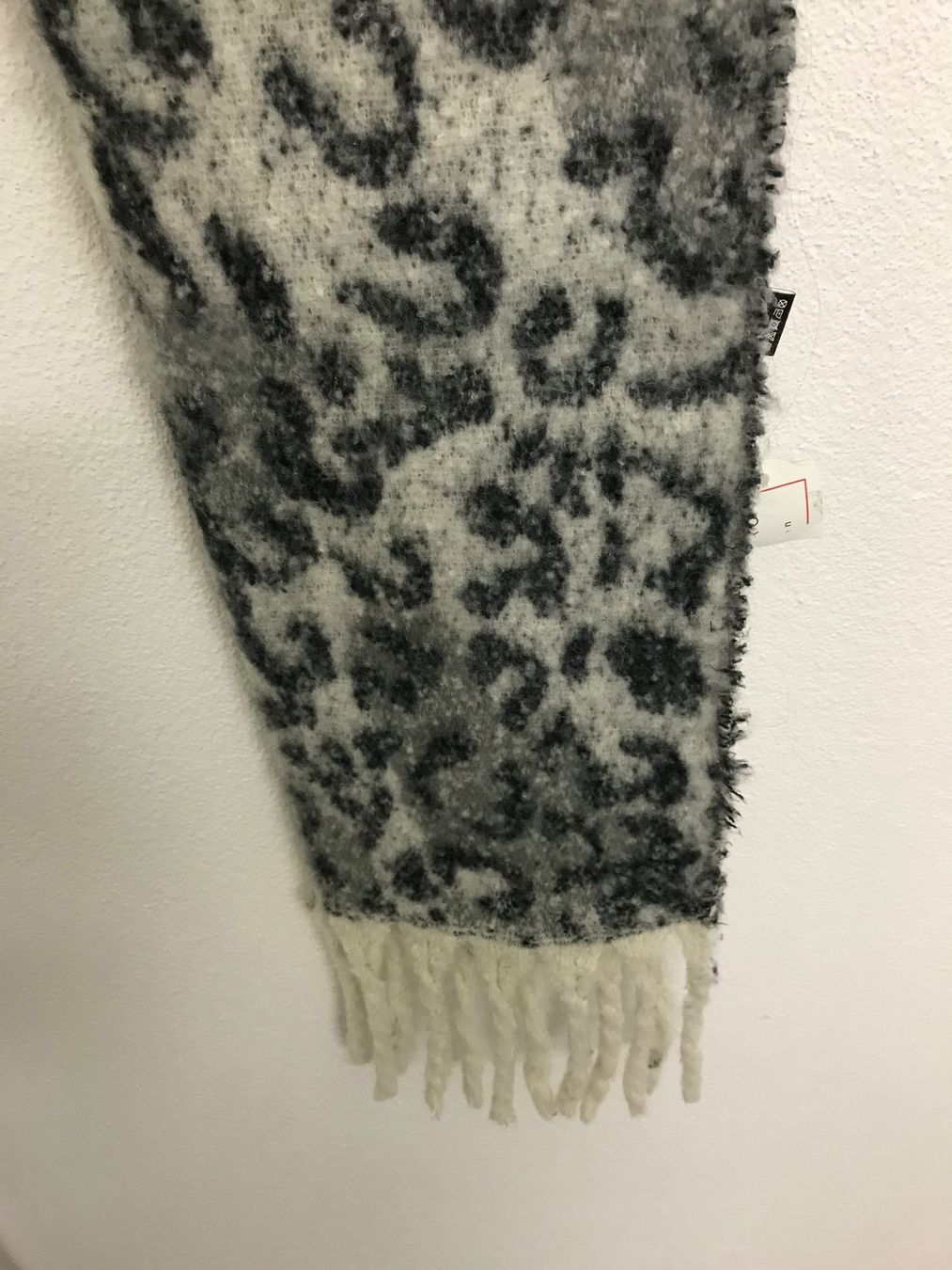 Foulards, Tücher & Schals: grauer weicher Schal – Neu und originalverpackt aus Bassersdorf von secondhand_clothing 2