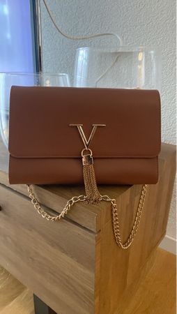 Braune Ledertasche mit gold. Details