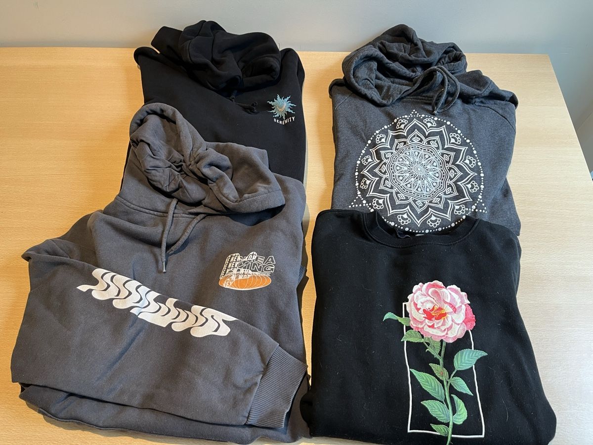 Lotti di vestiti: Set de 4 pulls hoodies taille M – Usato da Romont FR venduto da cat_j6ww