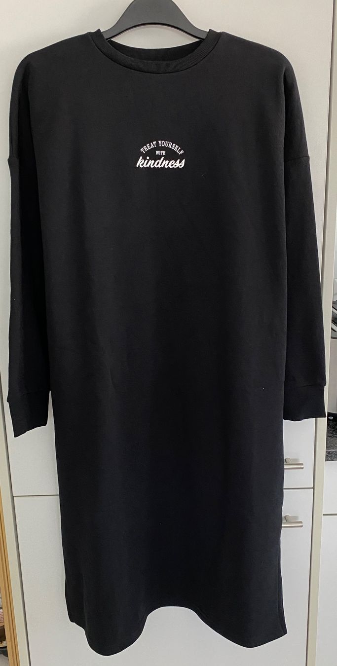 Kleider: Schwarzes Kleid mit Aufschrift, Grösse L – Neu (gemäss Beschreibung) aus Grenchen von olecka24