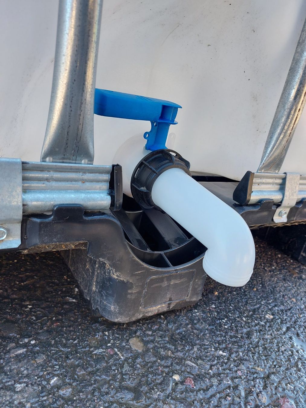 Abreuvoirs & Auges: 1000 Liter Wassertank IBC – D'occasion à Siebnen par Grosswis50 8
