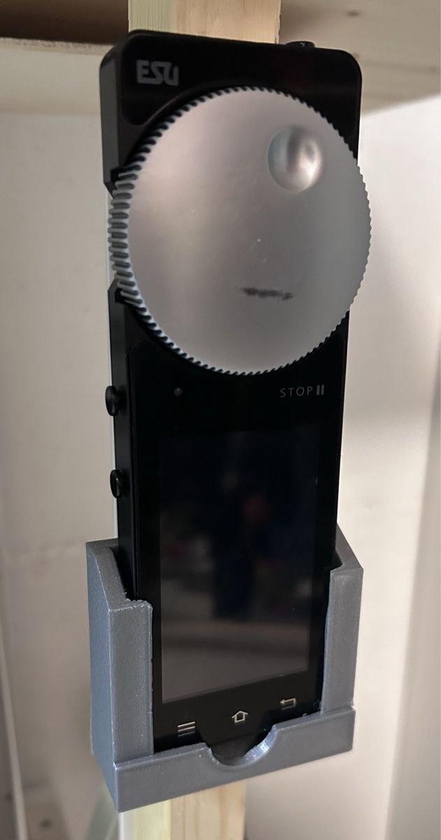 Esu Modellini di ferrovie: ESU Cab Mobile Controller + Wand Holder – Usato da Torricella venduto da SwissTCGCard