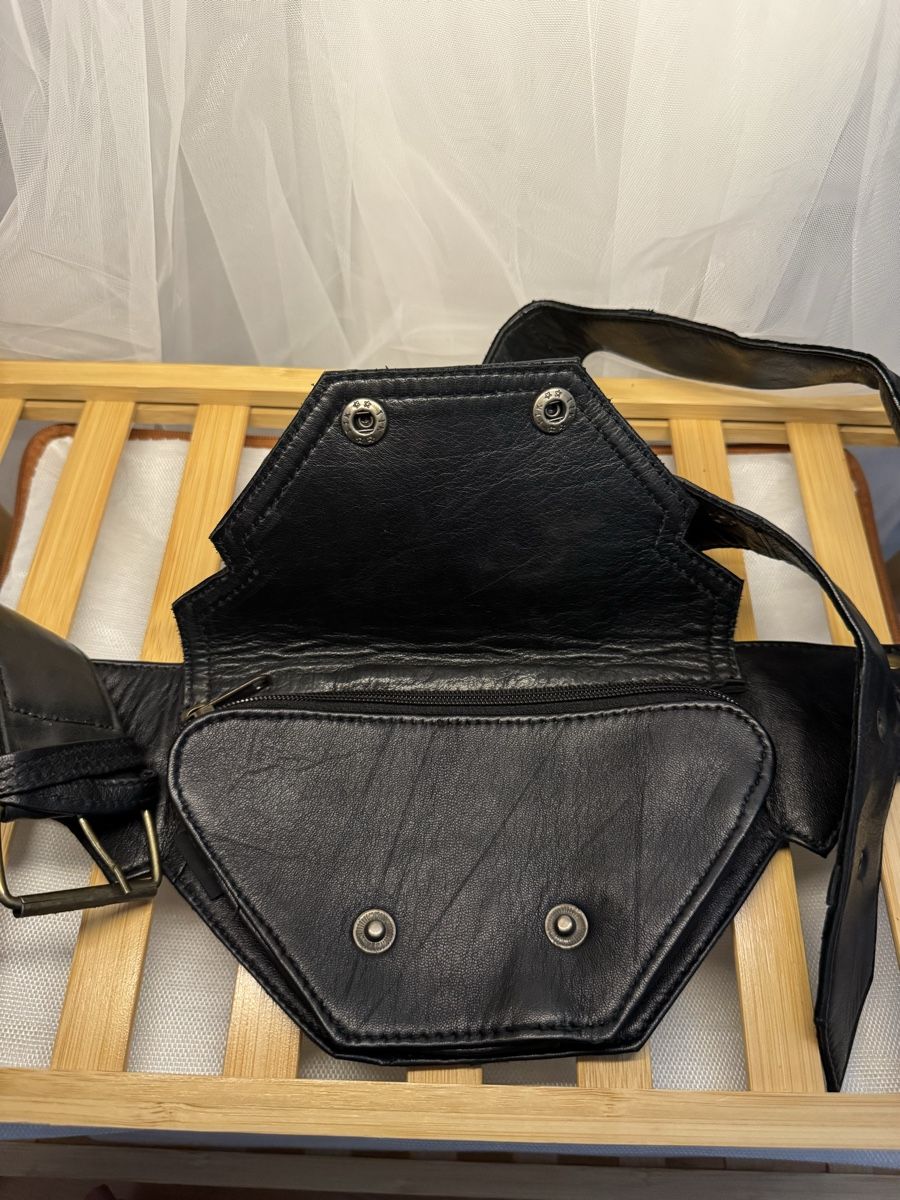 Taschen: Gürteltasche schwarz Leder Goa – Gebraucht aus Eschlikon TG von little.dove 2