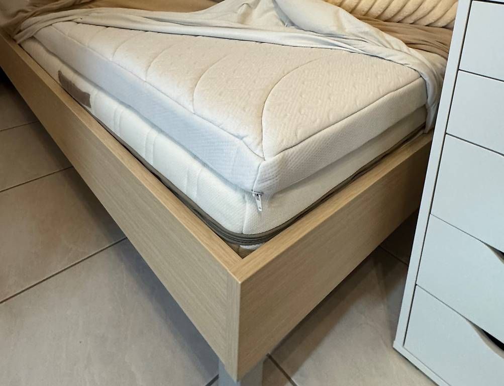 Lits: Letzter Preis! Bett mit Nachttisch – D'occasion à Sennhof par ipi_f9my 3