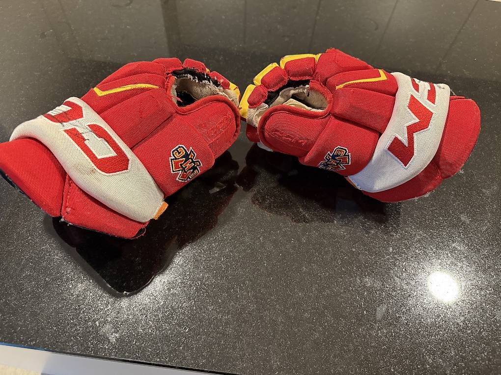 Ccm Altri accessori da uomo: CCM Eishockeyhandschuhe EHC Biel-Bienne Gameworn – Usato da Hermrigen venduto da seguin_9 2