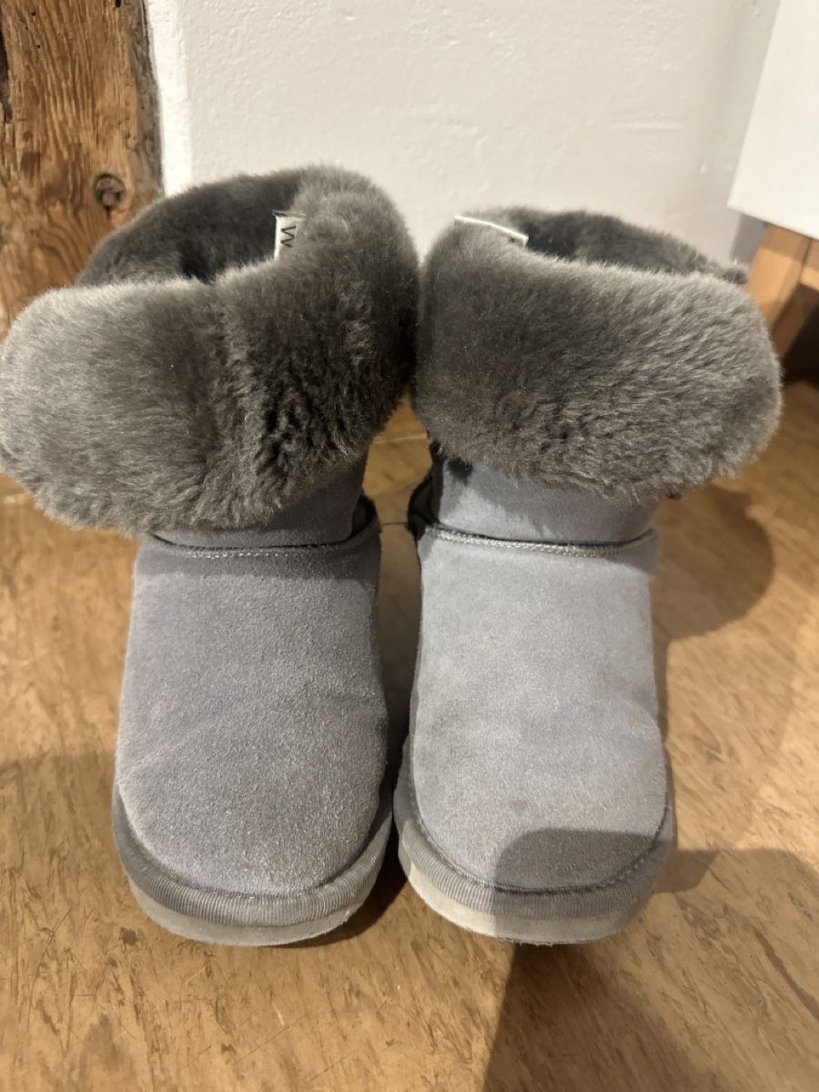 Scarpe per ragazze: Winter UGG Boots in Grau, Grösse 33 – Usato da Trimmis venduto da vai_9qzr