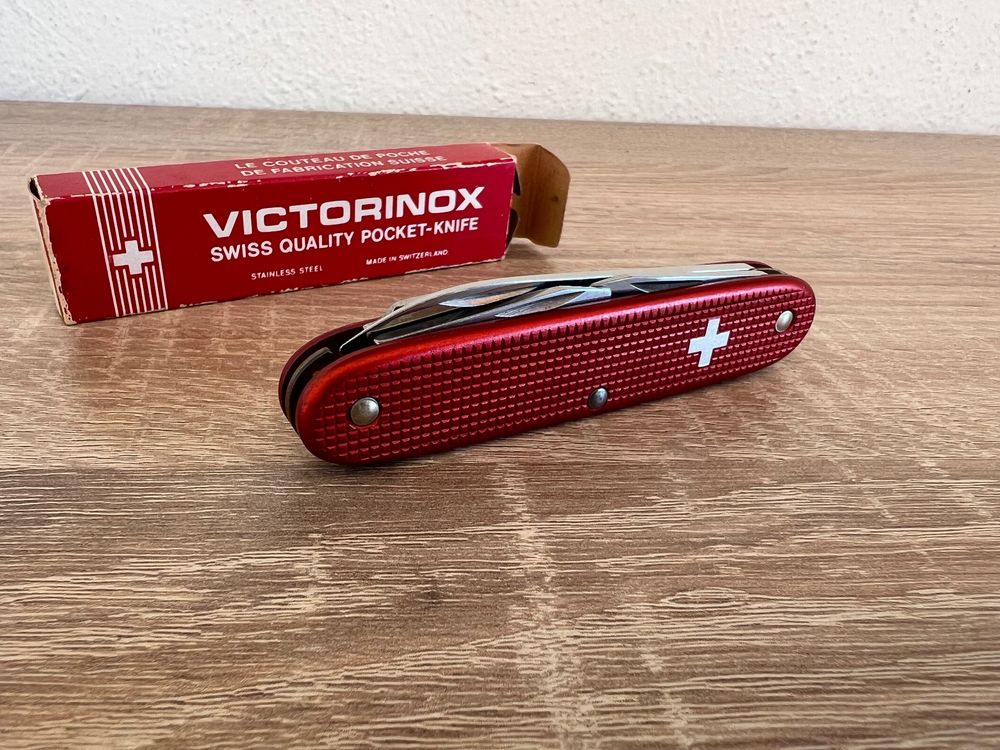 Victorinox Pioneer Alox Taschenmesser (rot) – Schweizer Qualität Mit 8 Werkzeugen & Alox-Schalen