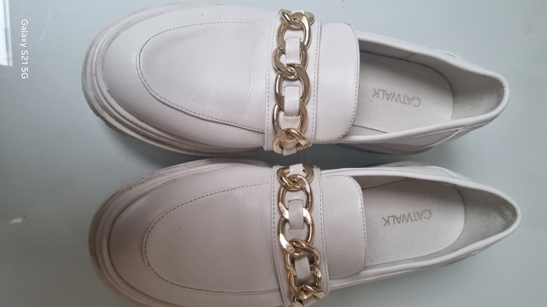 Damenschuhe: Weisse Catwalk Schuhmit Goldkette, Grösse 37 – Gebraucht aus Vättis von cala010