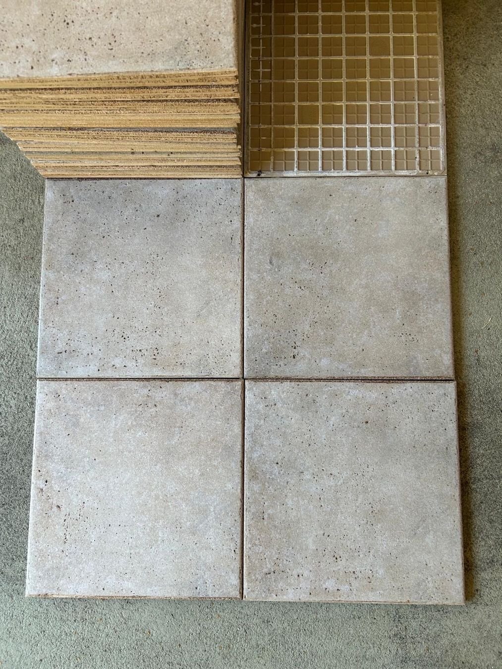 Rivestimenti per pavimenti: 28 Bodenplatten beige 30.5x30.5 – Nuovo (secondo la descrizione) da Bergdietikon venduto da EnKaSaLe