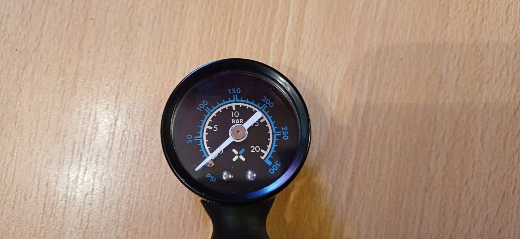 Decathlon Pompe: Dämpferpumpe B'Twin 940 mit Manometer – Usato da Sumiswald venduto da TOM8519 1