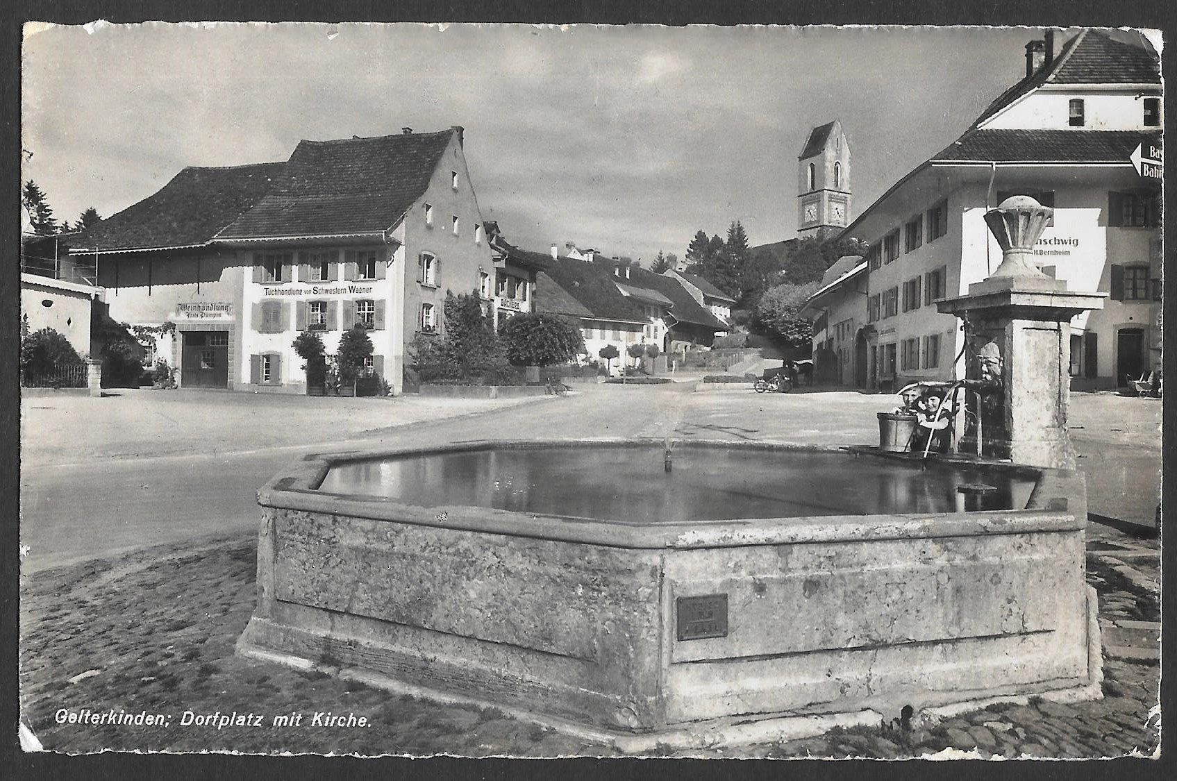 Cartoline postali: Gelterkinden Dorfplatz mit Kirche – Usato da Olten venduto da clotaldi