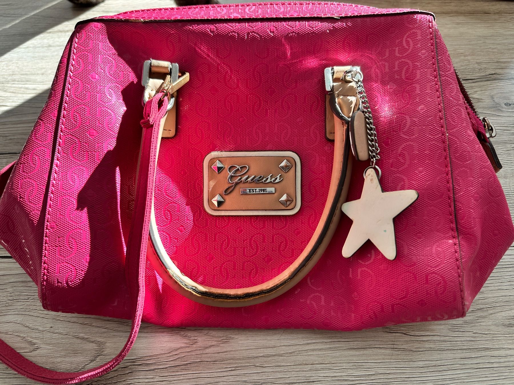 Guess Taschen für Damen: Guess Tasche pink – Gebraucht aus Flüh von Somue