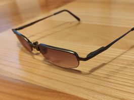 Lunettes de soleil au design fin et élégant