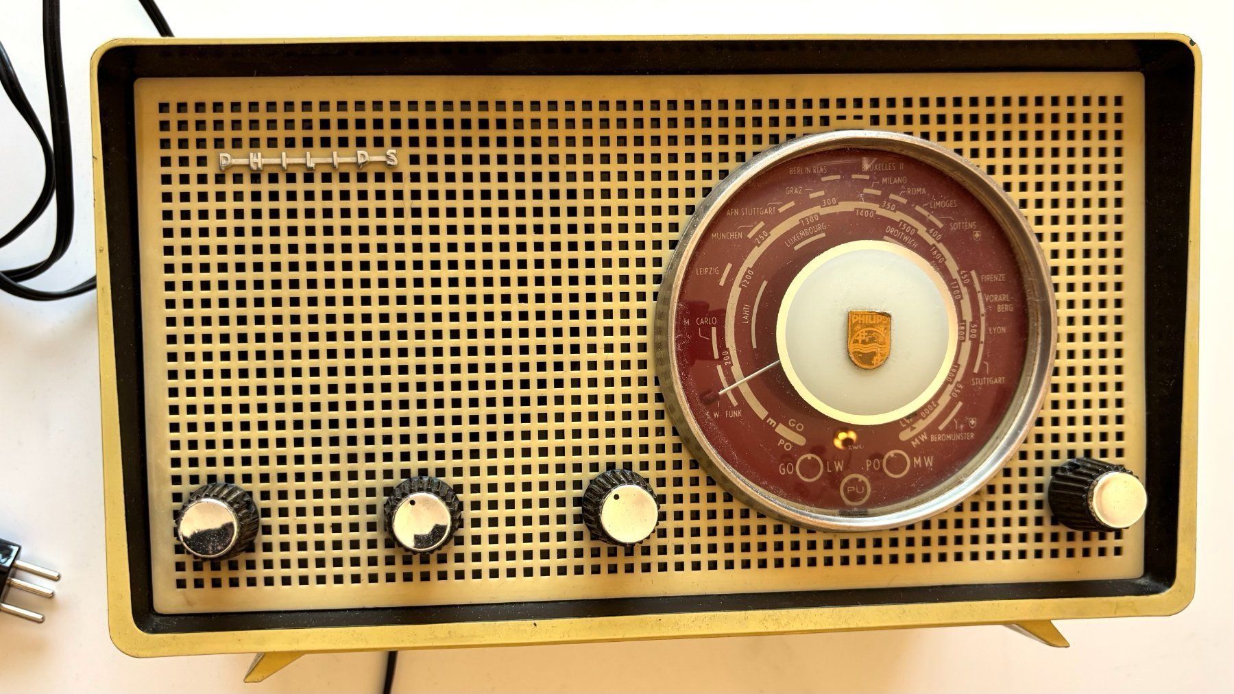 Philips Radio: Philips B2X80U/01 Allstromer Röhrenradio – Usato da Bern venduto da raupenimmersatt