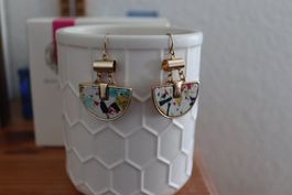 Paire de boucles d'oreilles fantaisie dorées et colorées