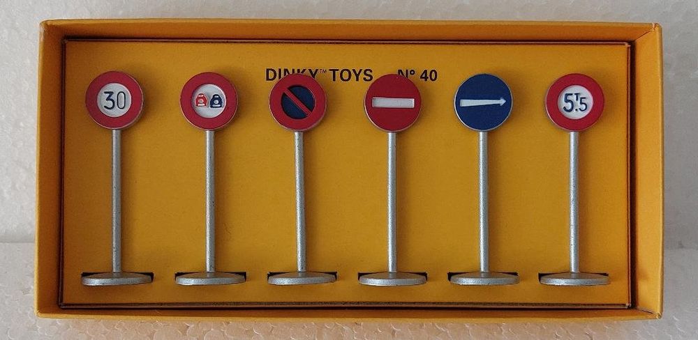 PANNEAUX DE SIGNALISATION Ville 40 + boite Dinky Toys 1/43 jouet ancien