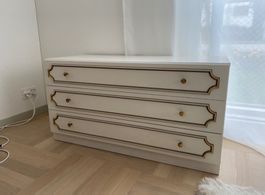 Weisses Sideboard mit Schubladen