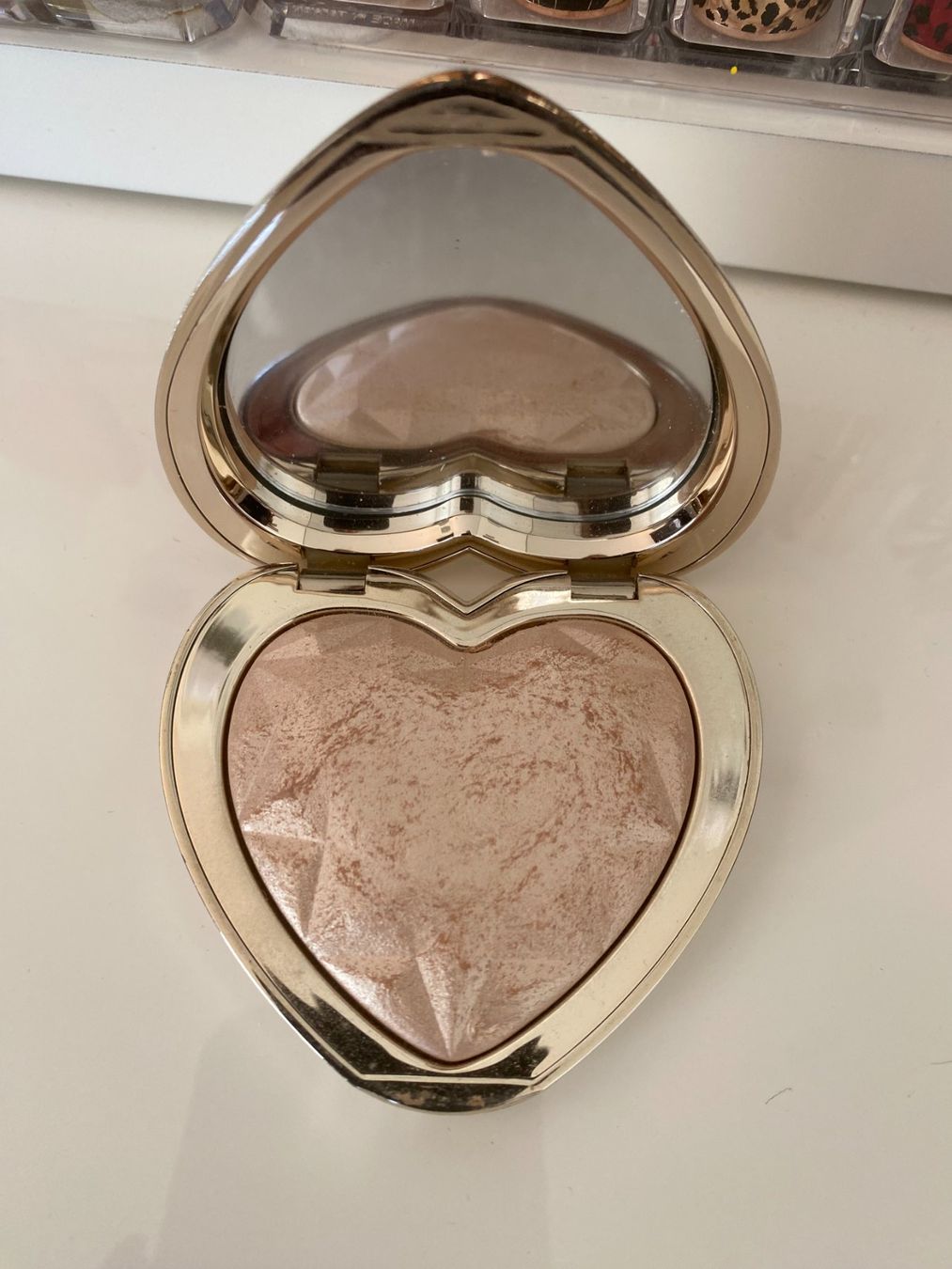 Make-up: Too Faced Love Light Prismatic Highlighter Blinded by Light – Usato da Horn venduto da Mada72