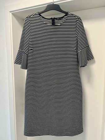 Robe rayée noire et blanche, idéale pour l'été!