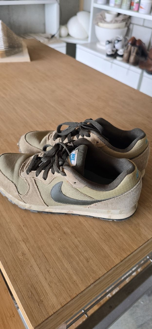 Nike Scarpe da uomo: Nike Schuhe Grösse 40, olive gebraucht – Usato da Walde AG venduto da LuuMa