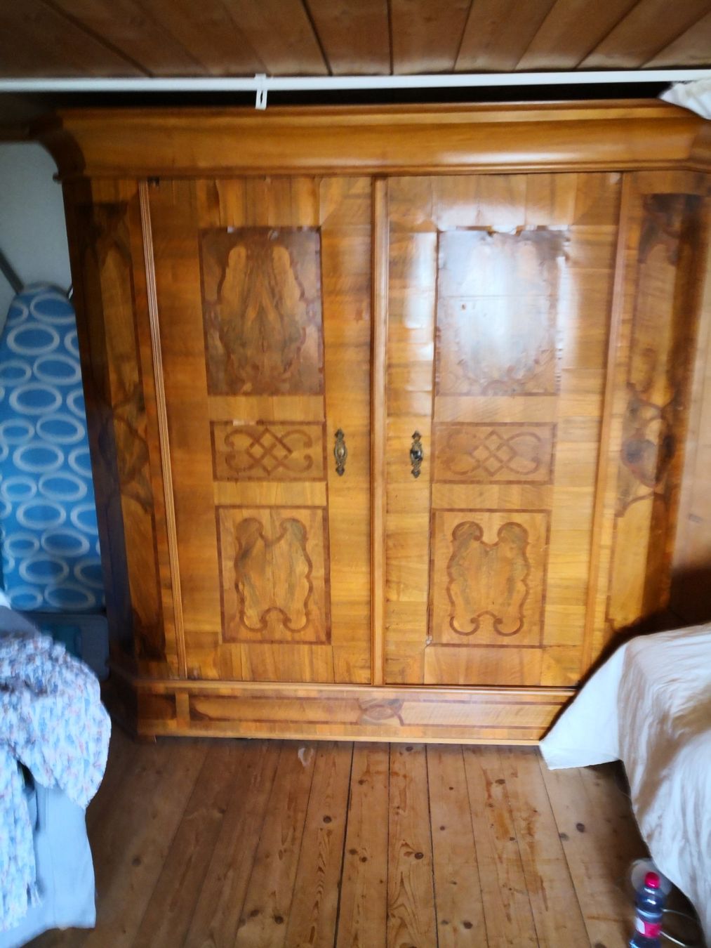 Armadi: Antiker wunderschöner Kleiderschrank, Nussbaum – Usato da Nesslau venduto da Blaessfee 4