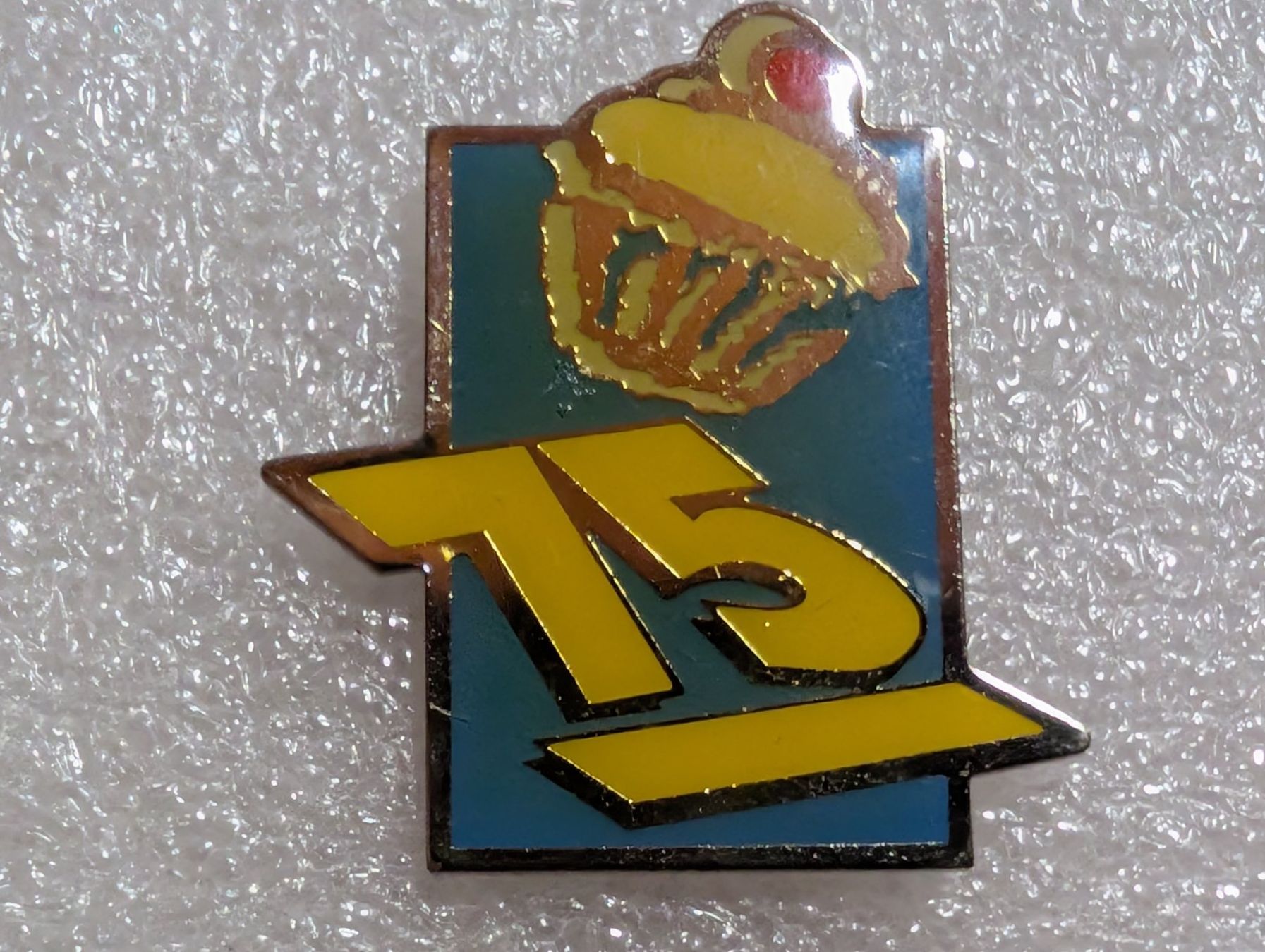 Placchette & Badge: Ansteckpin 144: 75 Jahre Konditorei – Usato da Oppligen venduto da Pin-Fall-Shop