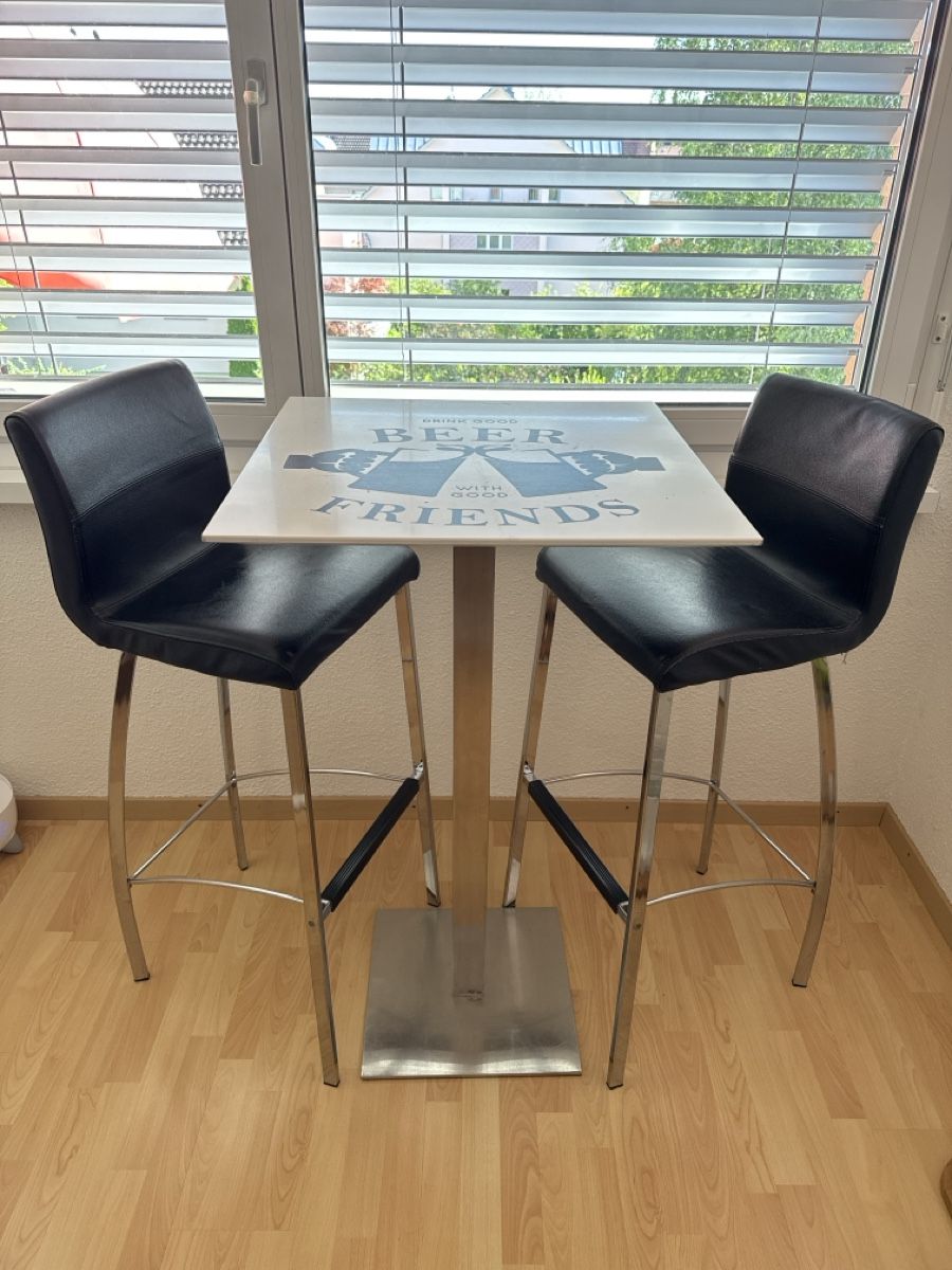 Set de table et chaises: Stehtisch mit 2 Barhockern Leder schwarz/Chrom – D'occasion à Pfäffikon ZH par Fruchtsaft