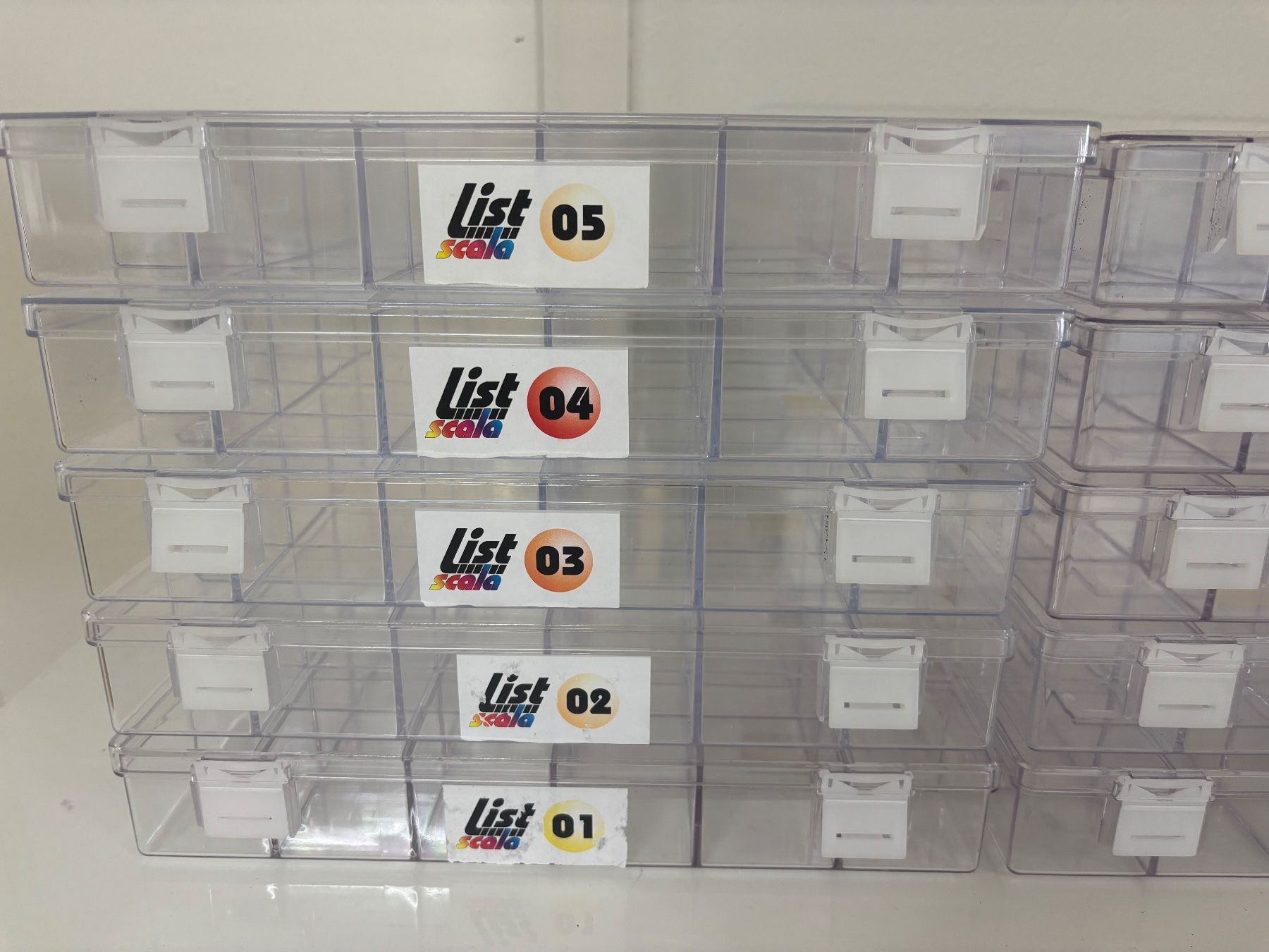 Sonstige Dekorationen & Accessoires: 19 Stapelbare, Transparente Organizer – Gebraucht aus Wettingen von Wendemarket 1