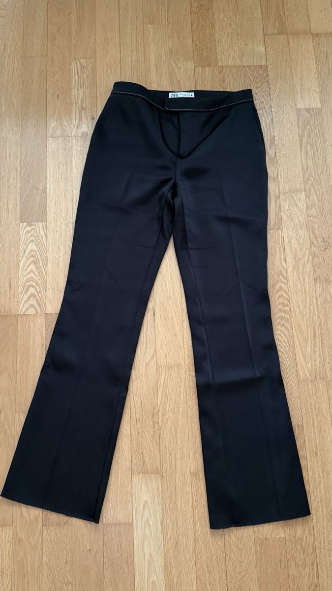 Zara Pantaloni: Zara Black Flared Thick Satin Trousers - Size M – Nuovo (secondo la descrizione) da Zürich venduto da ana_782l
