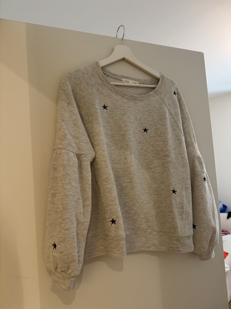 Pullover & Sweatshirts: Pullover hellgrau mit Sternen Grösse S von Lovestitch – Gebraucht aus Zürich von sop_5gg8 1
