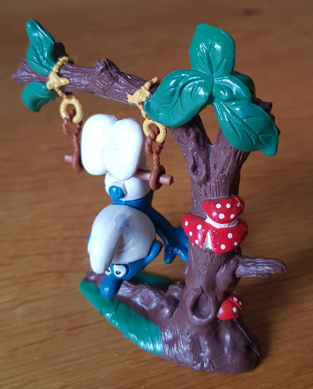 Schleich Spielzeuge: Schleich-Spielfigur Schlumpf am Trapez – Gebraucht aus Schaffhausen von asyouwestley