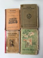 alte Schulbücher und altes Gesangsbuch