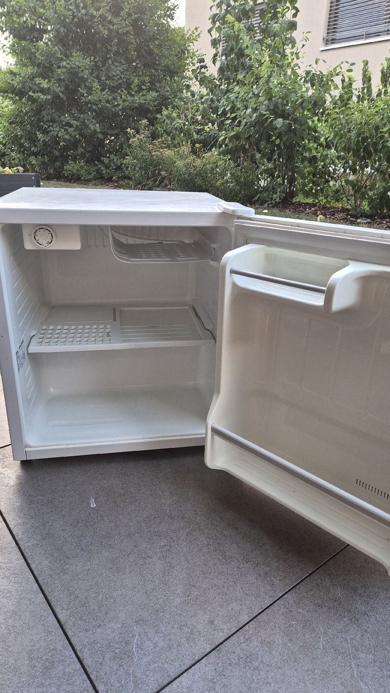 Réfrigérateurs: Mini Kühlschrank Fust weiss gebraucht – D'occasion à Busswil TG par one123 2