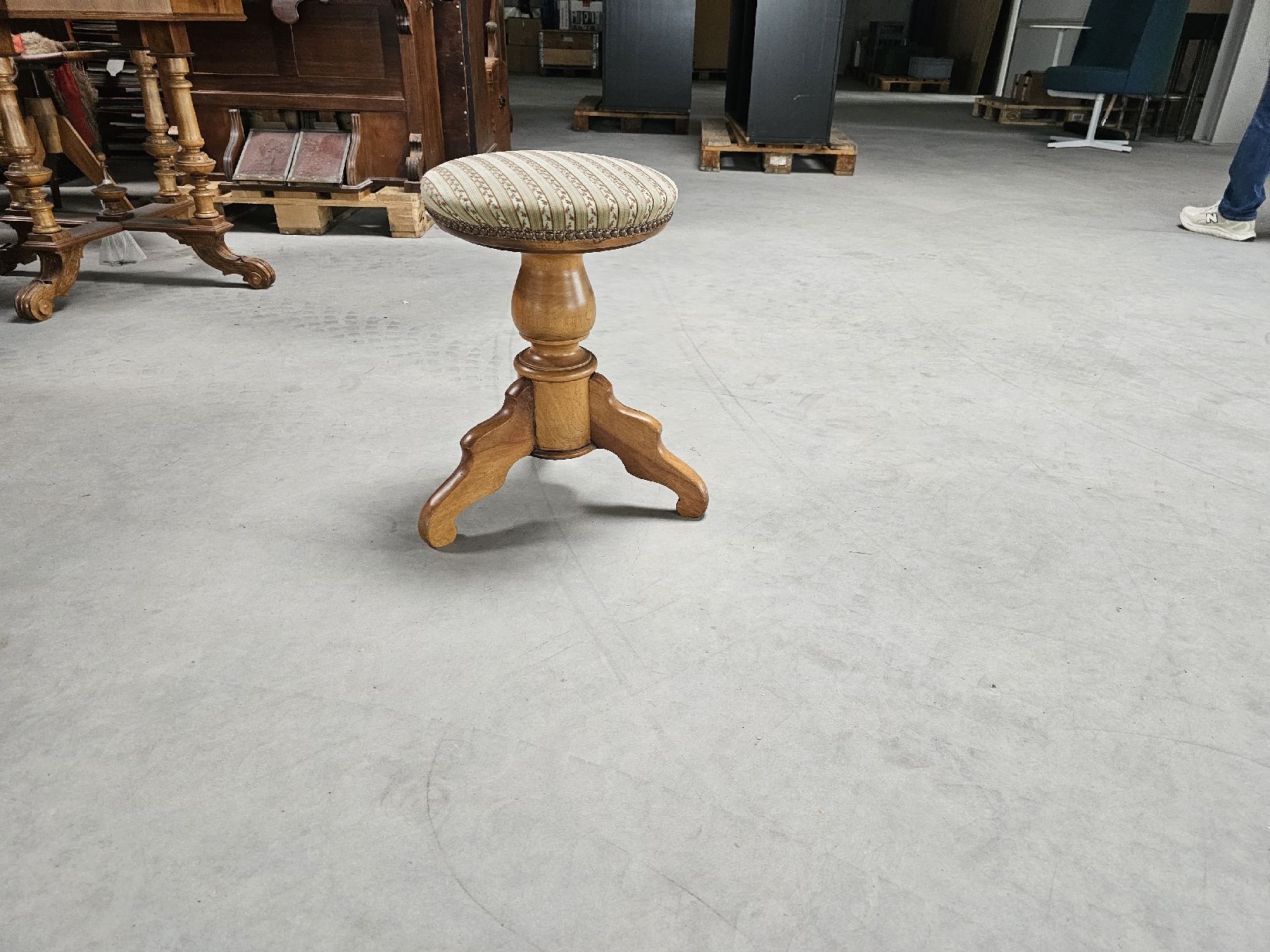 Sgabelli: Holz Pianohocker/Hocker mit gepolsterter Sitzflaeche – Usato da Affeltrangen venduto da Brocasion