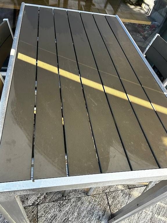 Set di tavolo e panche: A vendre ensemble table et chaises – Usato da Essertines-sur-Rolle venduto da jp89 2