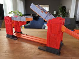 Hot Wheels Brückenset mit Schienen gebrauchter Zustand