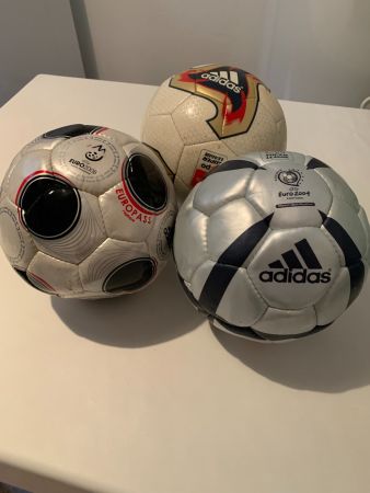 Trois ballons de football