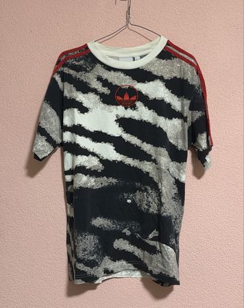 Adidas T-shirt grafica astratta, taglia M, come nuova!