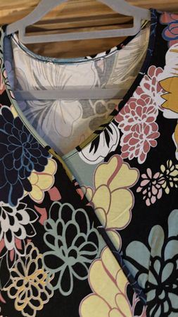 Sommerliches Blumenkleid, Wickeloptik,